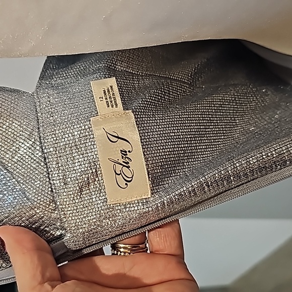 Sparkly, metallic gown. - Picture 9 of 9